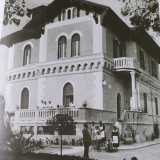 Su via Giulio Petroni si stagliava invece il Villino Laterza, di propriet� degli storici editori baresi. Situato ad angolo dell�odierna via Cancello Rotto, fu costruito nel 1910 su progetto del celebre architetto Cesare Augusto Corradini
